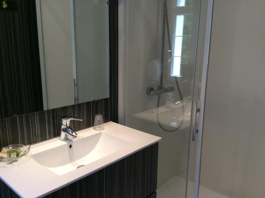 Logis Hotel & Restaurant - Le Chateau Des Tourelles 3 Etoiles Le Wast Zimmer foto