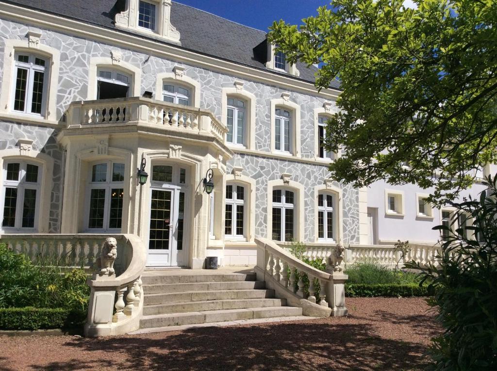 Logis Hotel & Restaurant - Le Chateau Des Tourelles 3 Etoiles Le Wast Exterior foto