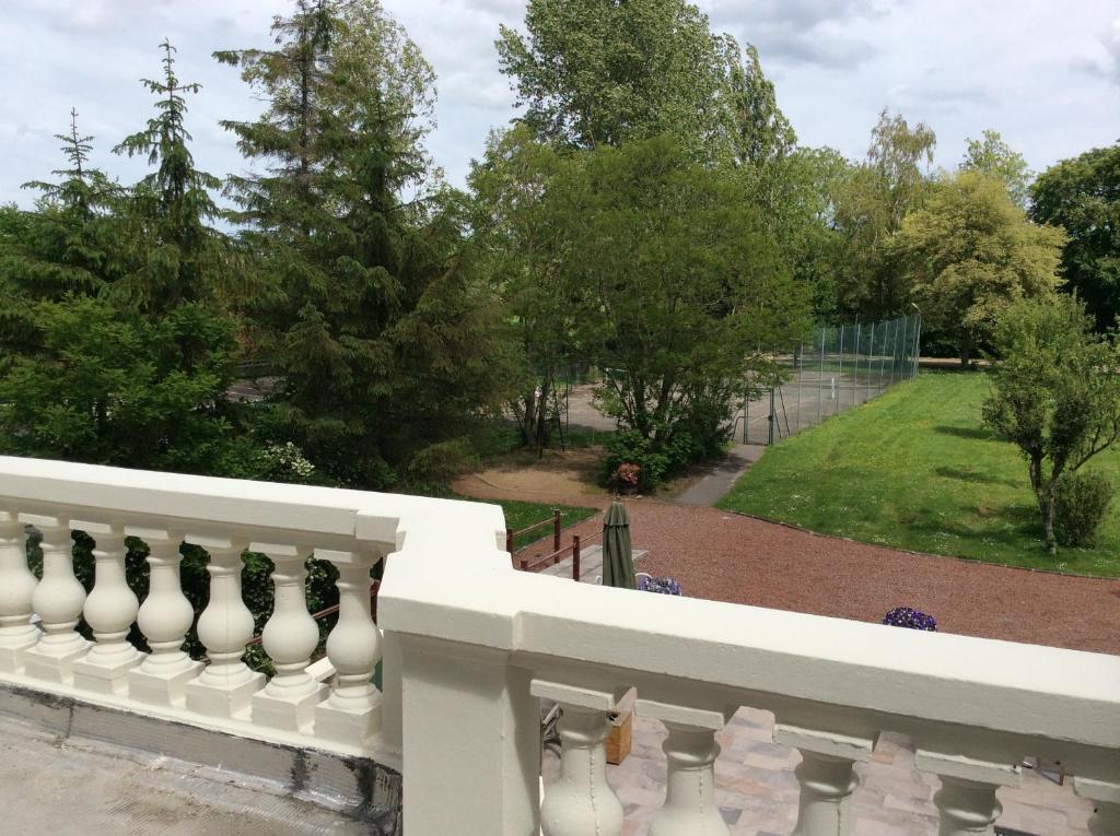 Logis Hotel & Restaurant - Le Chateau Des Tourelles 3 Etoiles Le Wast Exterior foto