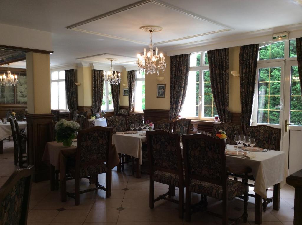 Logis Hotel & Restaurant - Le Chateau Des Tourelles 3 Etoiles Le Wast Exterior foto